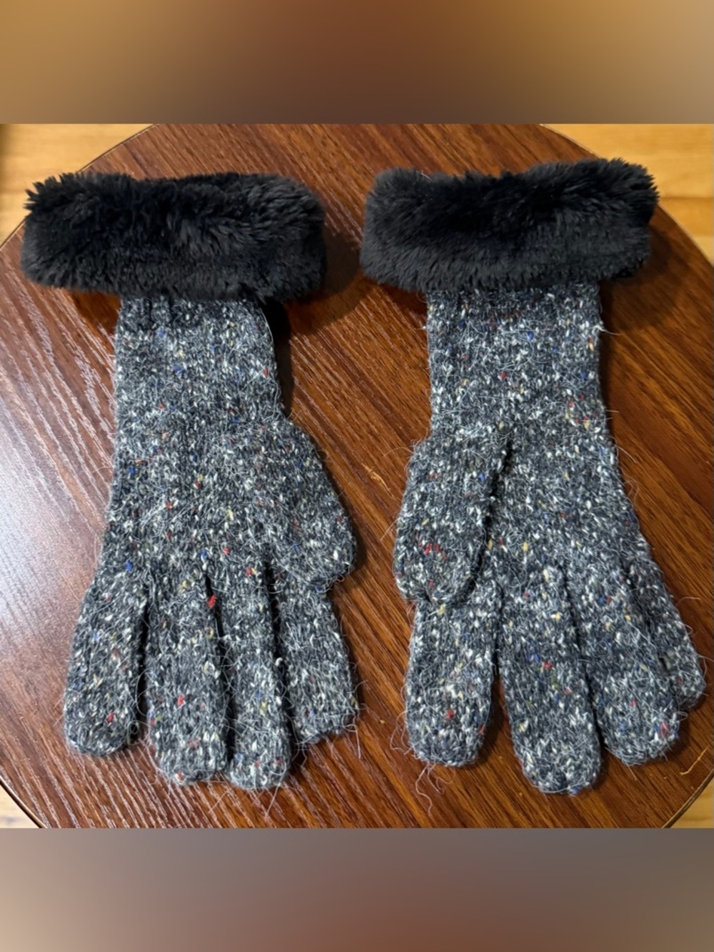 Women's Ticker Tape Gray Speckled Knit Gloves With Multicolor Fecks! 🩶🤍🖤